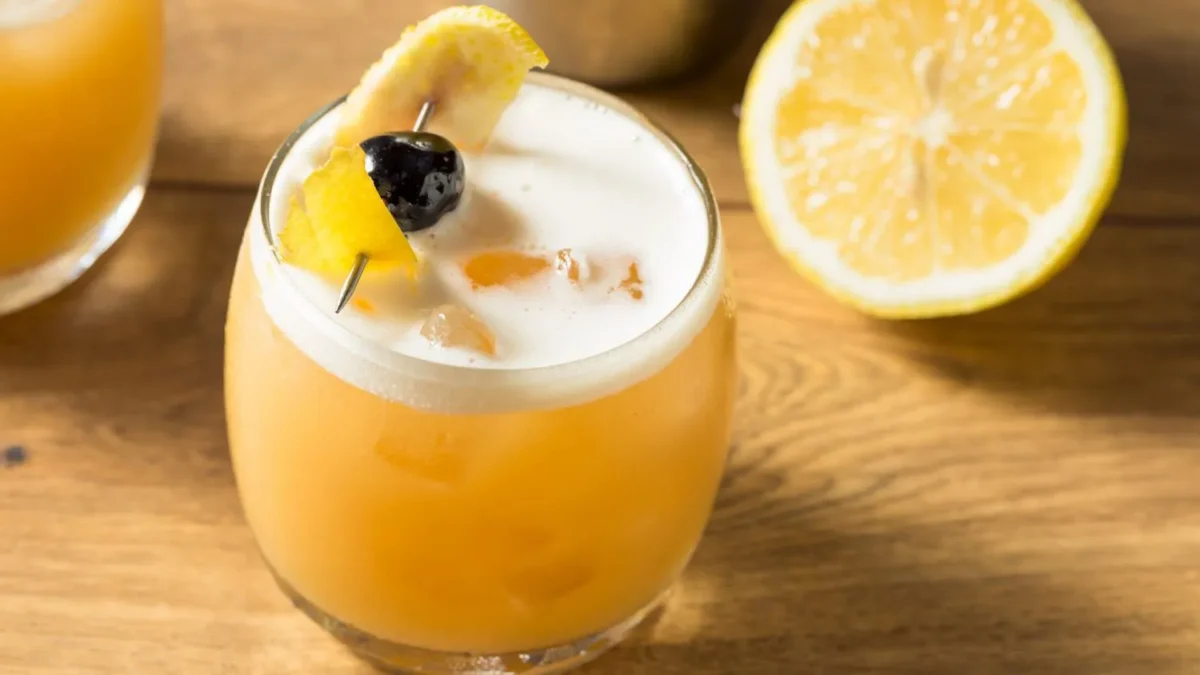 amaretto sour cocktail